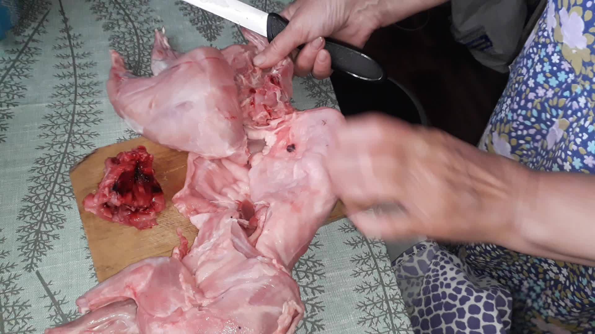 在厨房里切兔子的骨头视频的预览图