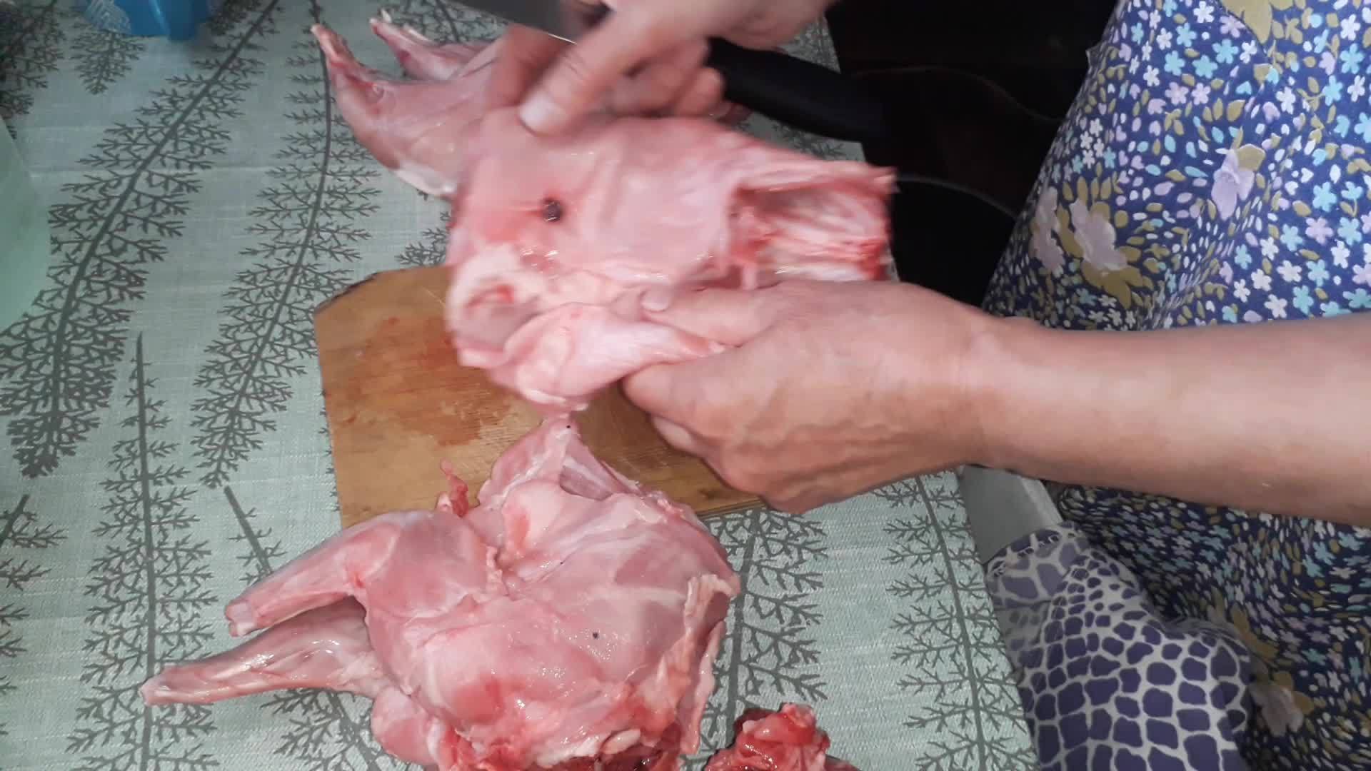 在厨房切肉视频的预览图