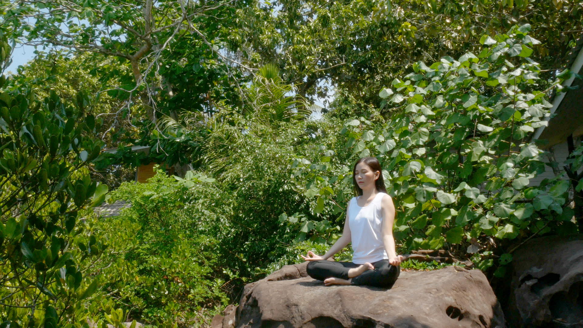 一个女人在冥想中练习瑜伽视频的预览图