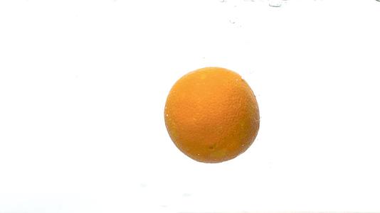 橙色落入水中视频的预览图