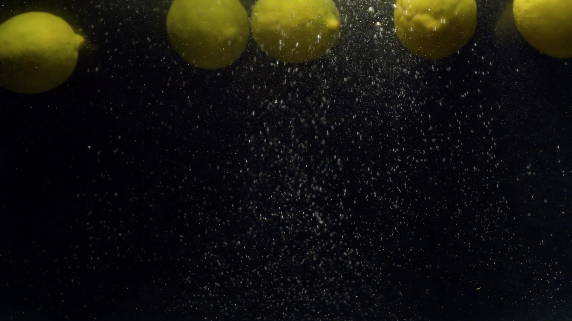 柠檬落入水中视频的预览图
