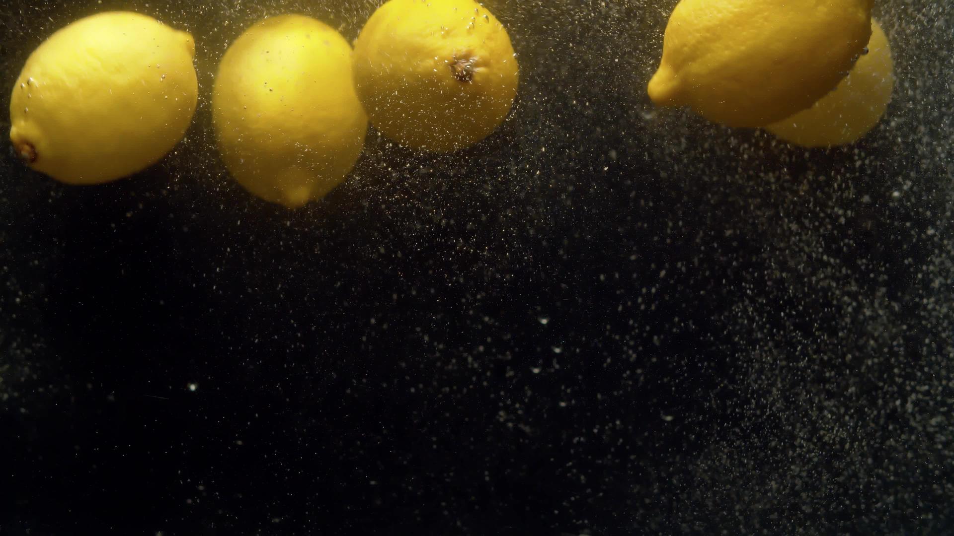 柠檬掉入水中并喷洒视频的预览图