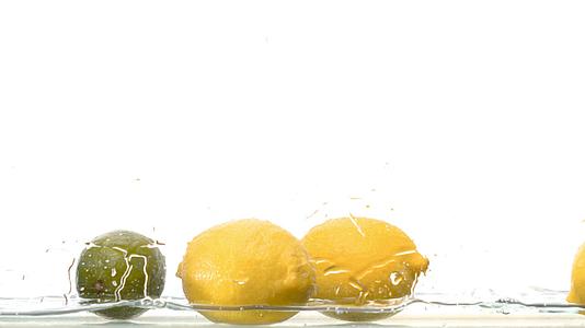 新鲜柠檬落入水中视频的预览图