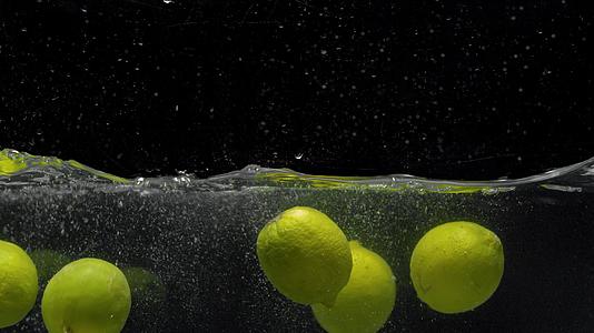 柠檬掉进水里喷着大雨视频的预览图