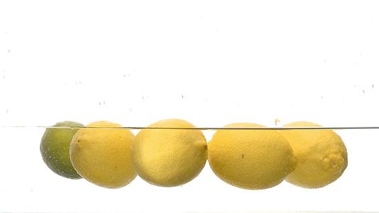 柠檬漂浮在水面上视频的预览图