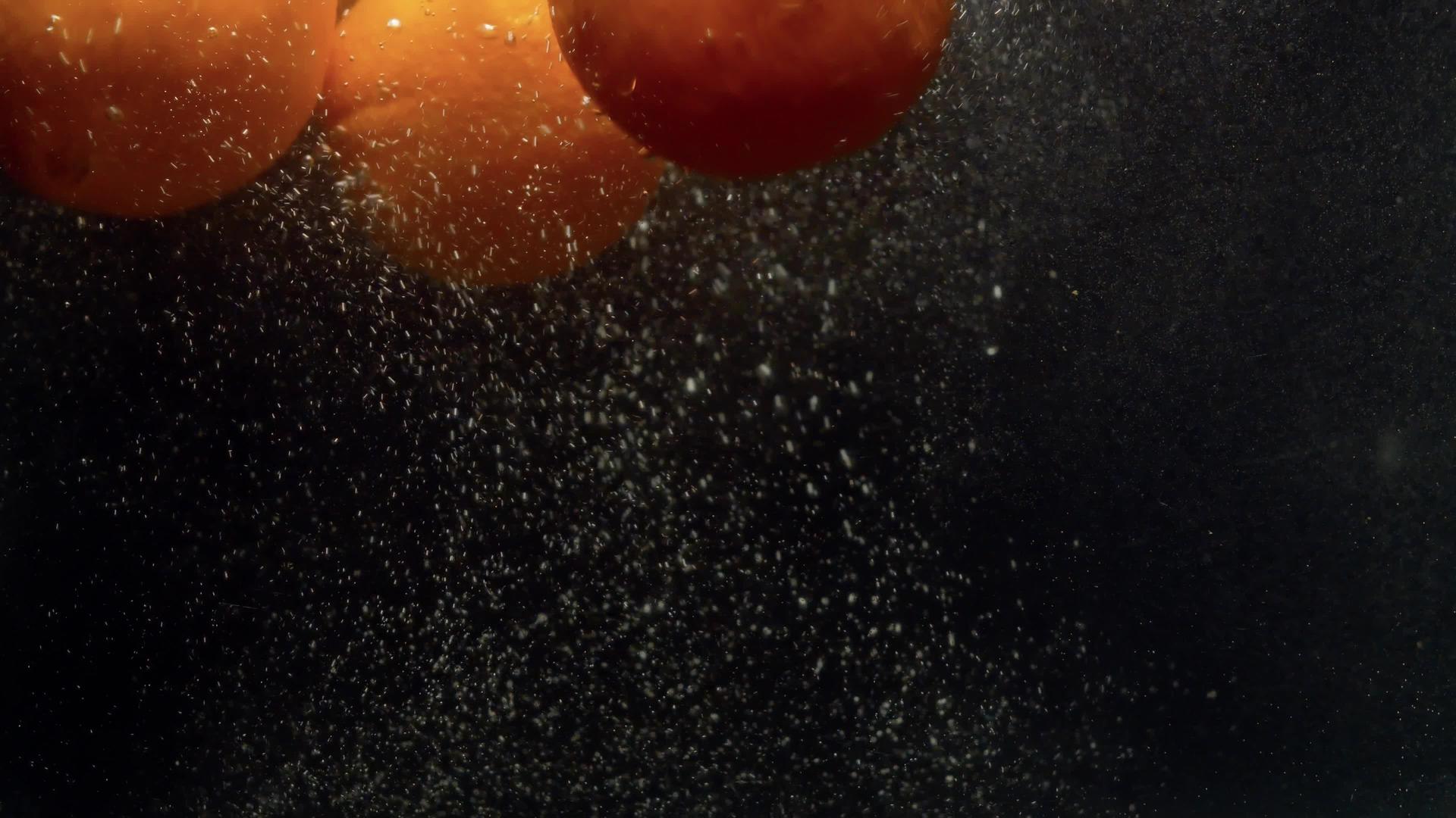 橘子掉进水里视频的预览图