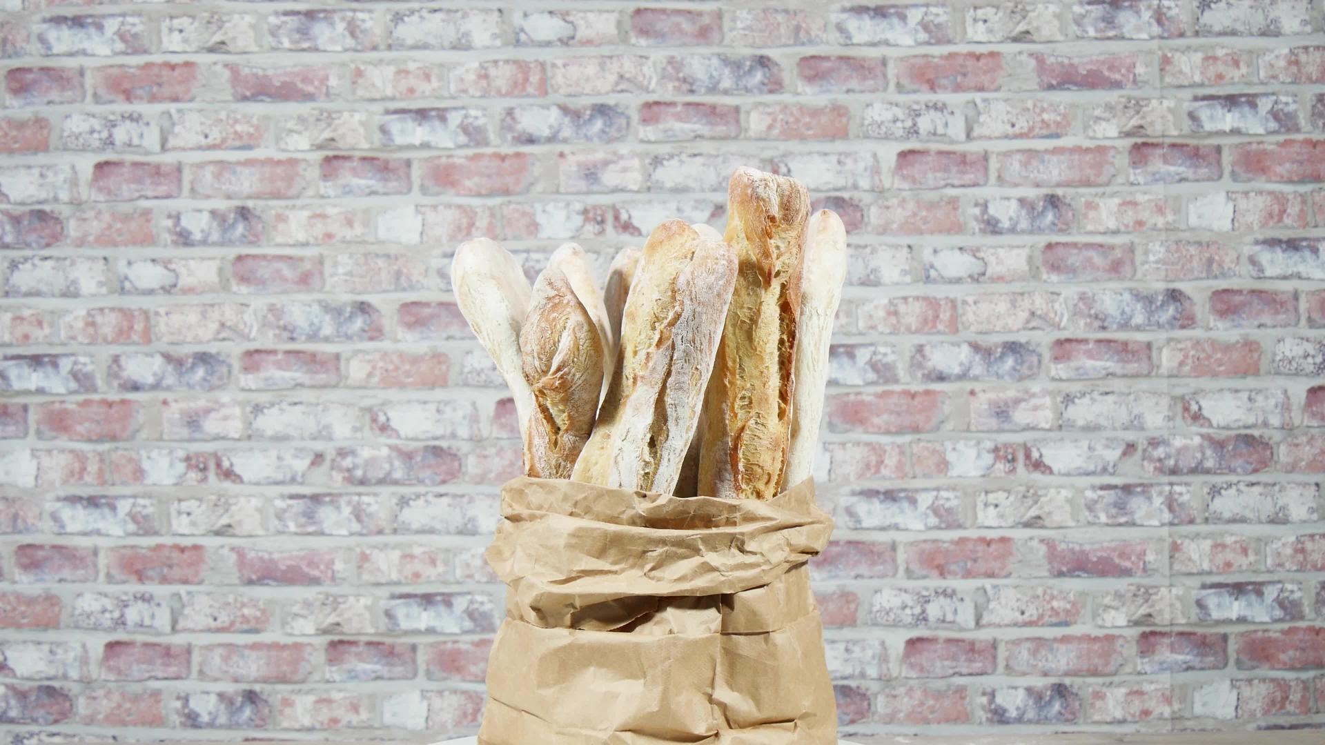 纸袋里有许多法国面包视频的预览图