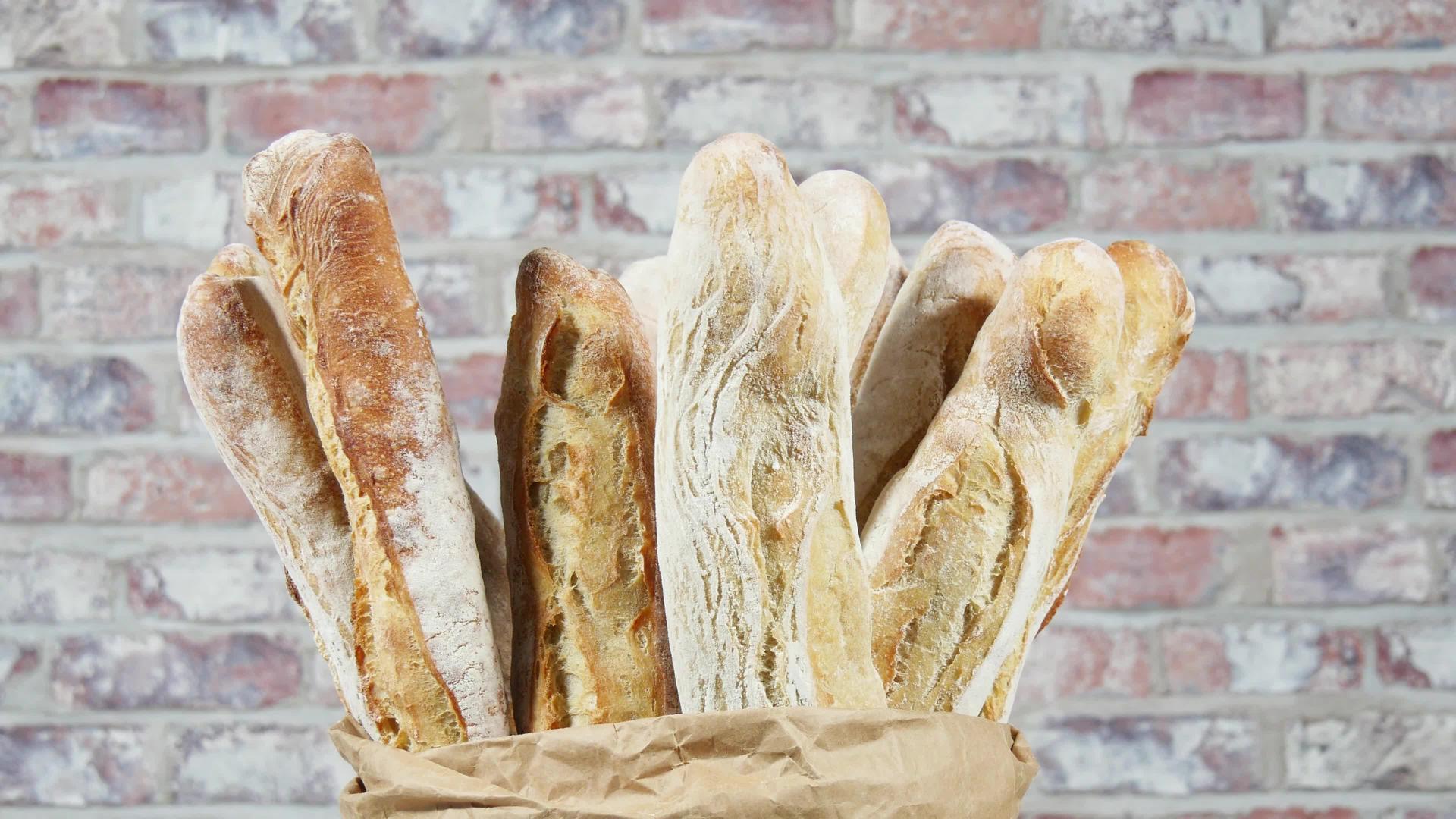 纸袋里有许多法国面包视频的预览图