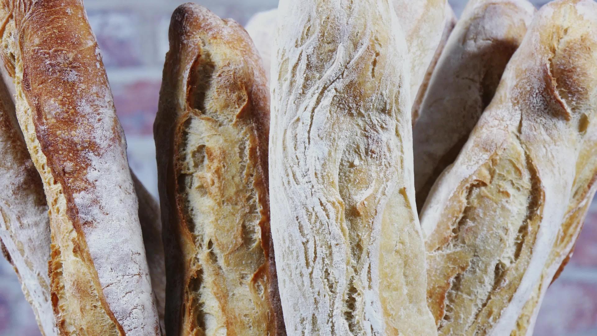 许多法国面包卷是轮流制成的视频的预览图