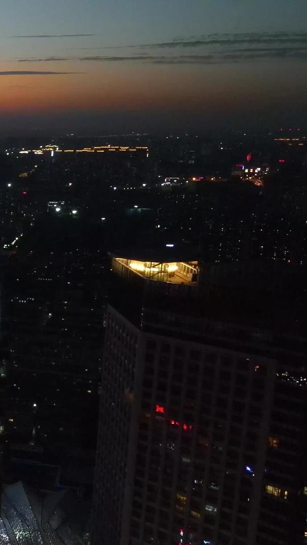 夜间城市夜景航拍视频的预览图
