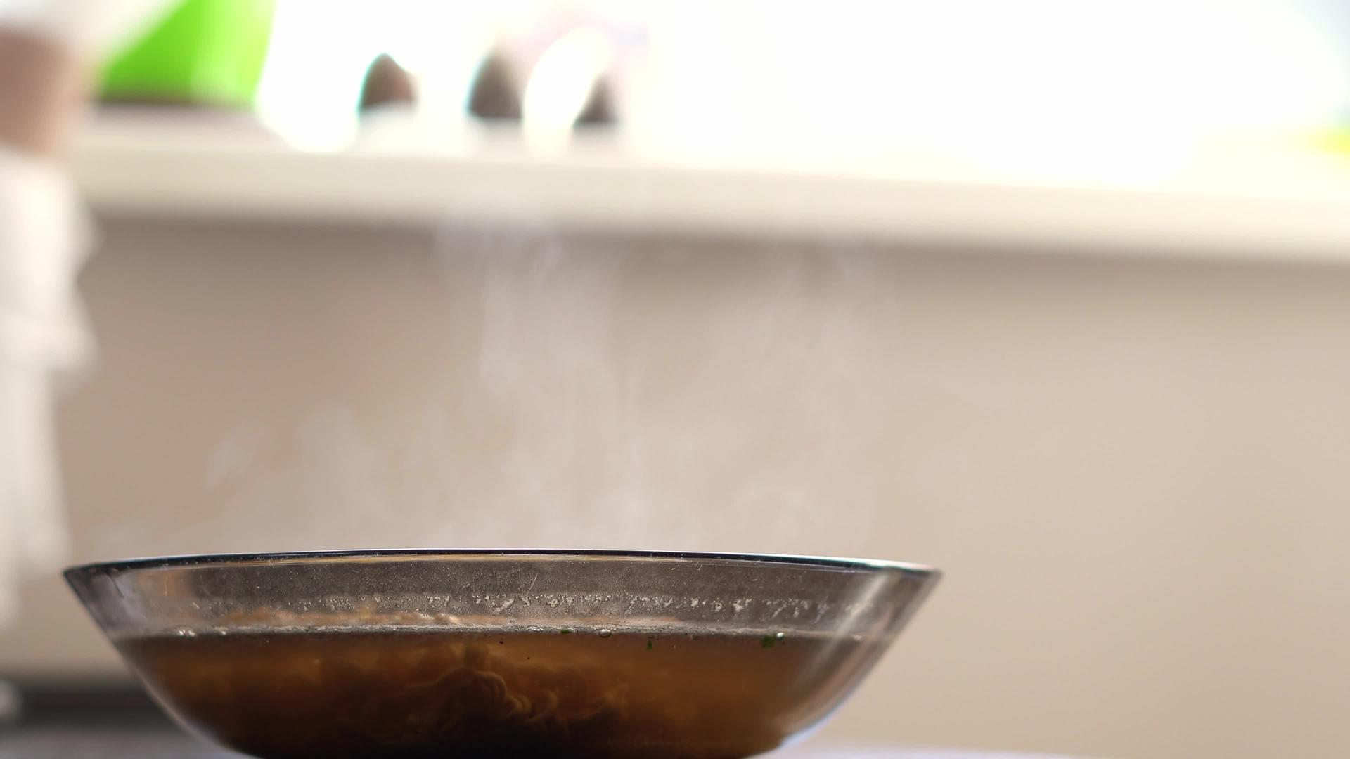 蒸汽从盘子里冒出来热熟盘子是特制的视频的预览图
