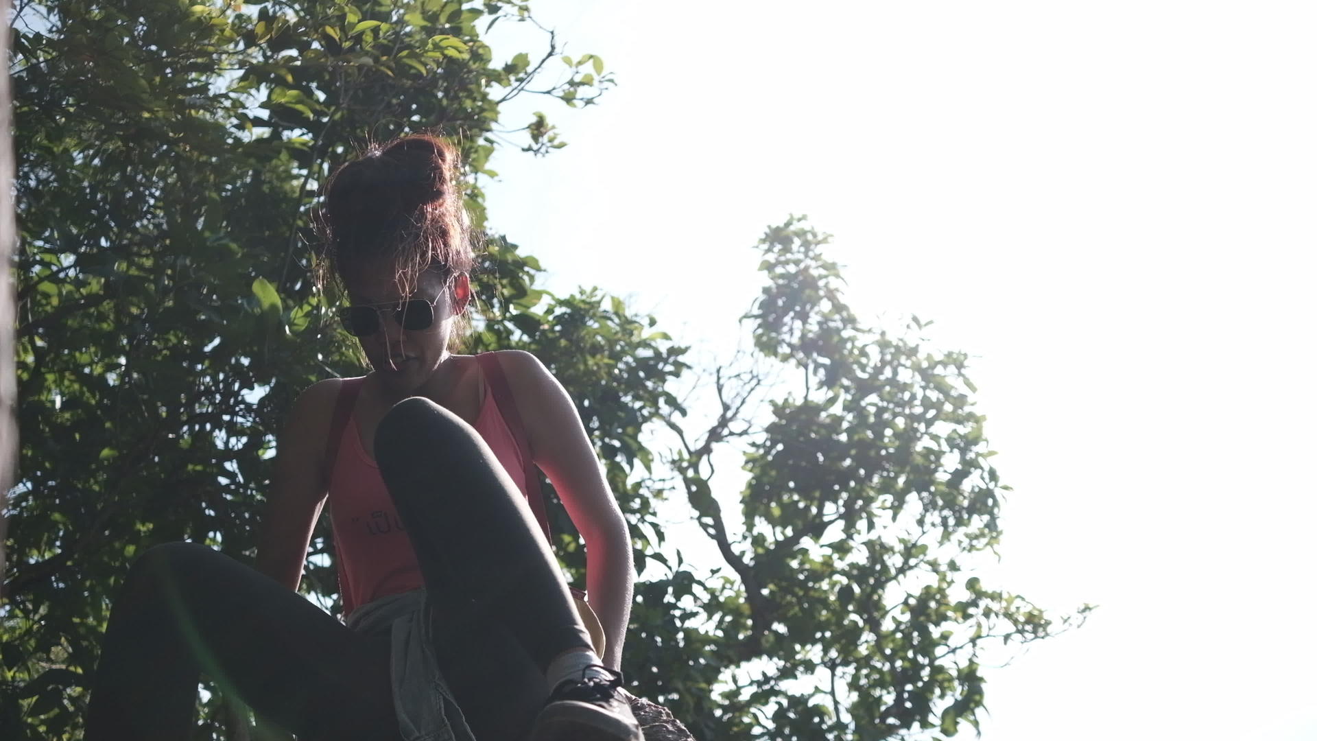 年轻的女登山者试图在悬崖上找到一条下坡路视频的预览图