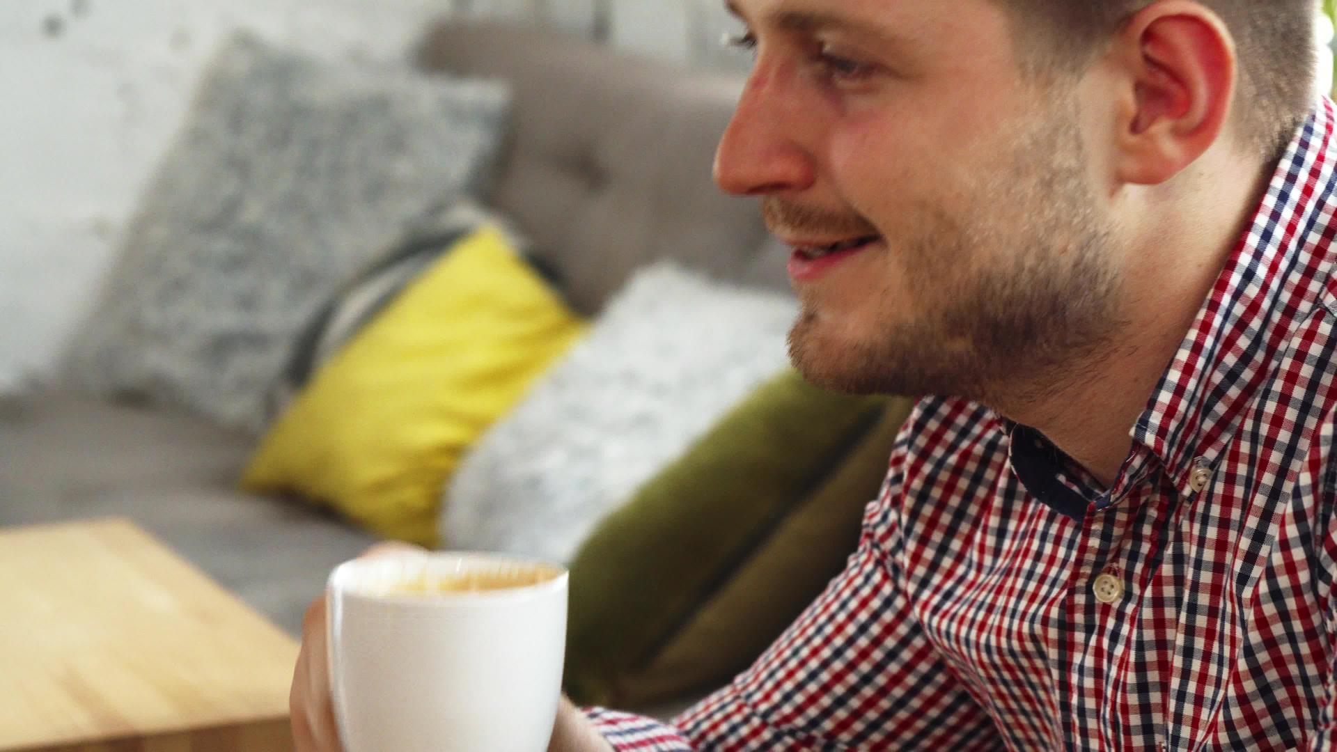 顾客喝咖啡的客人视频的预览图