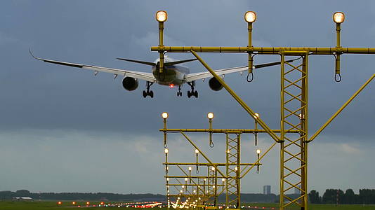 降落在照明跑道上的飞机视频的预览图