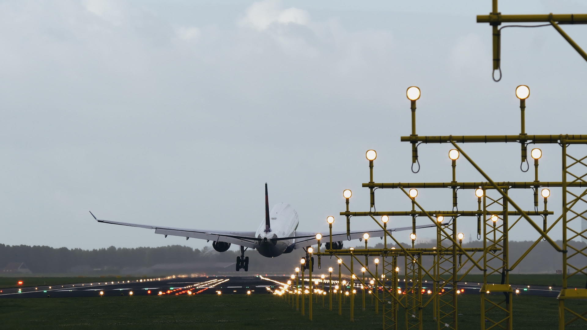 双引擎飞机降落在照明跑道上视频的预览图