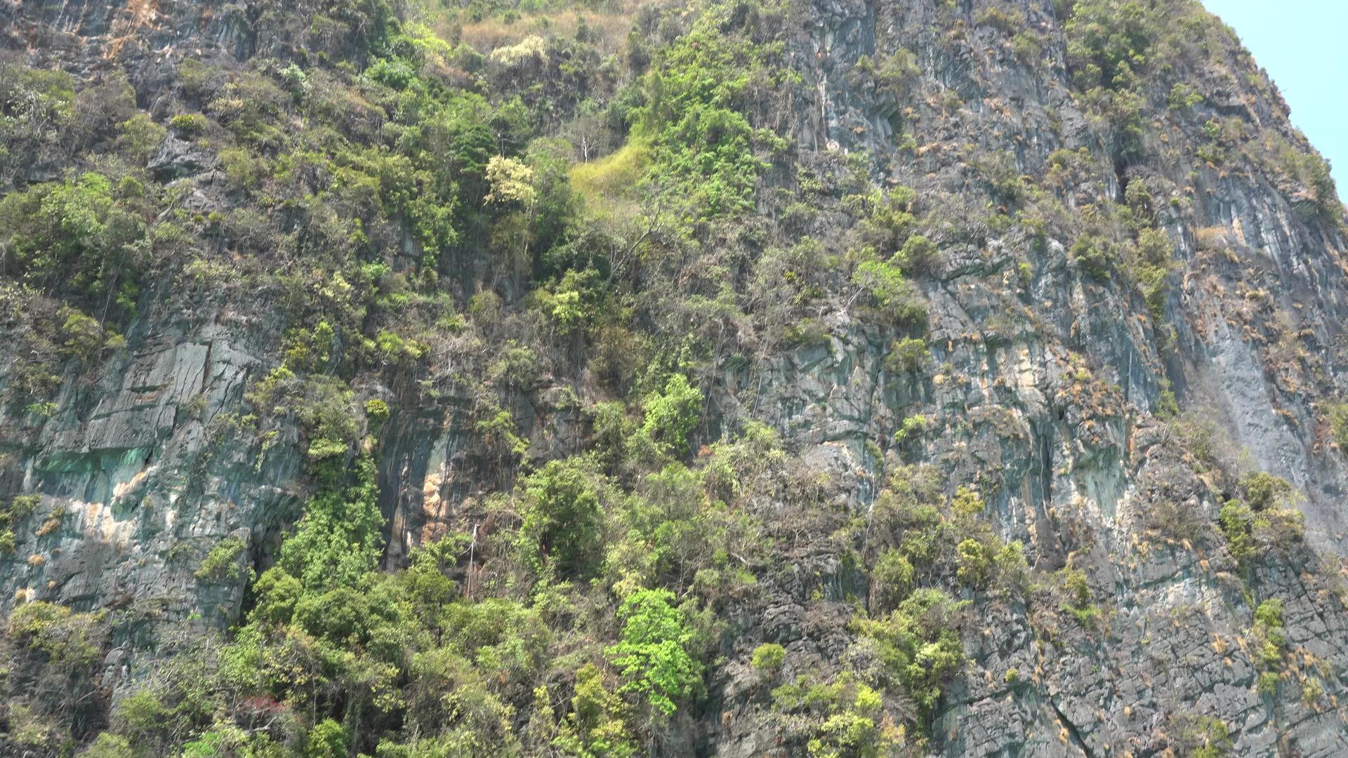 岛上陡峭的悬崖蓝天视频的预览图
