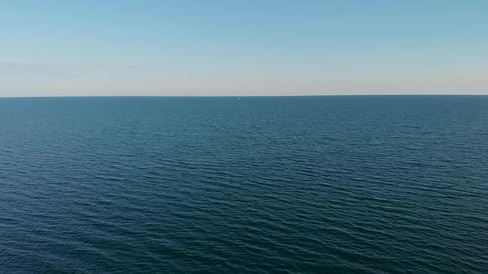 一艘孤独的白色游艇在海平线上高空航行视频的预览图