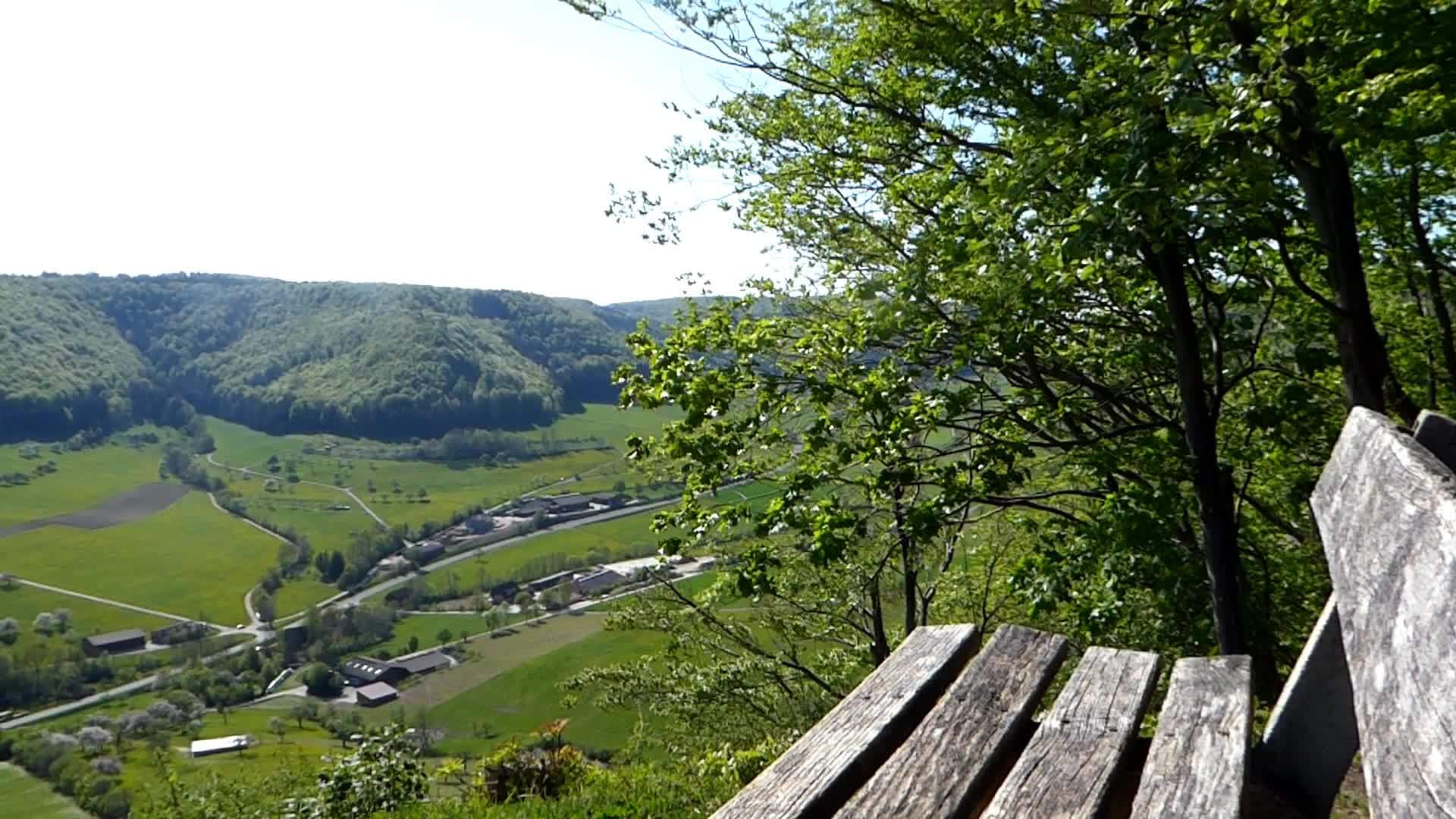 公园长椅全景在德国斯瓦比亚阿尔布山视频的预览图