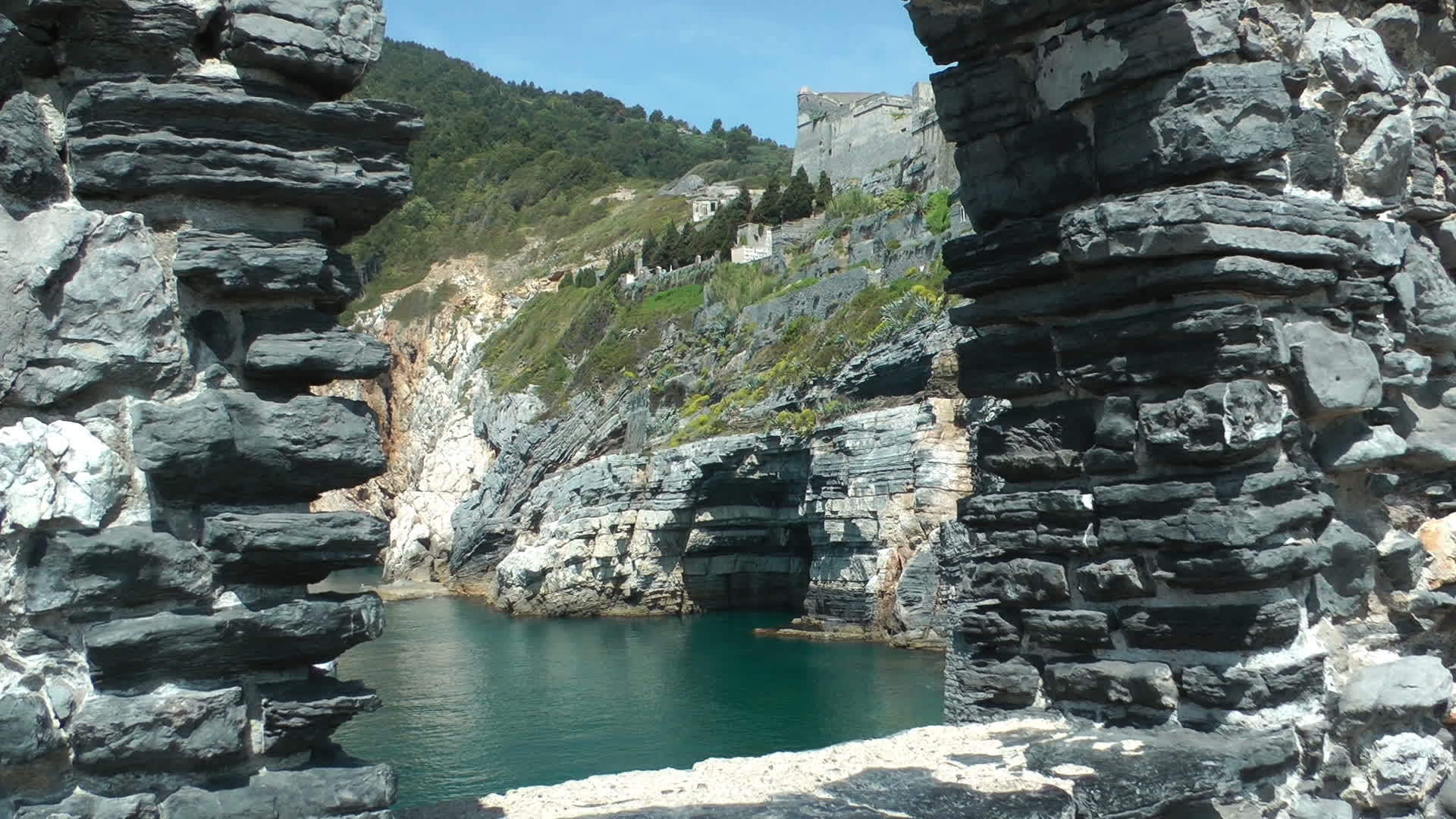 水上岩石脚下的城堡视频的预览图