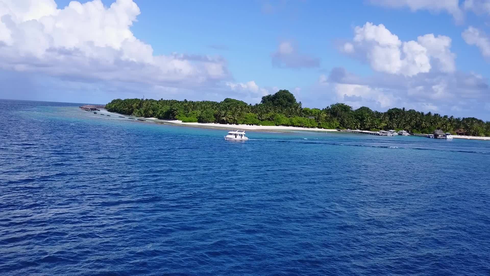 豪华岛屿海滩的浪漫全景在海滩附近有一个透明的白色沙滩背景视频的预览图