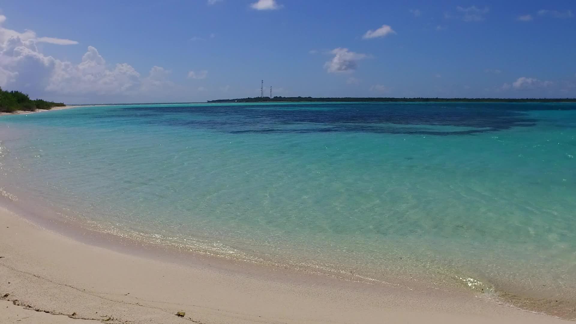 蓝海和珊瑚礁附近有一个白色的海滩背景视频的预览图