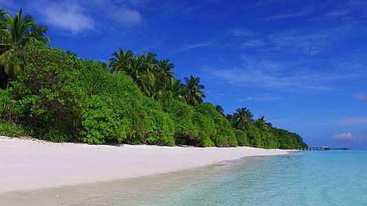 旅游海滩在度假胜地附近的蓝绿水和白色沙沙作用视频的预览图
