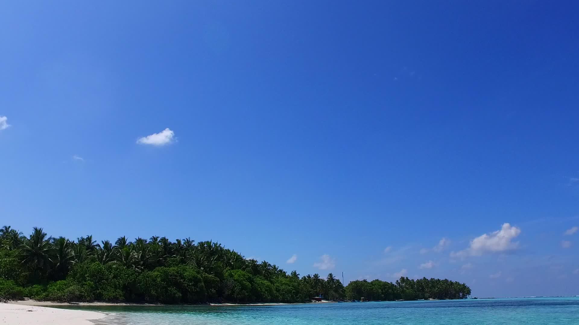 蓝色环礁和白色沙滩背景靠近度假胜地视频的预览图