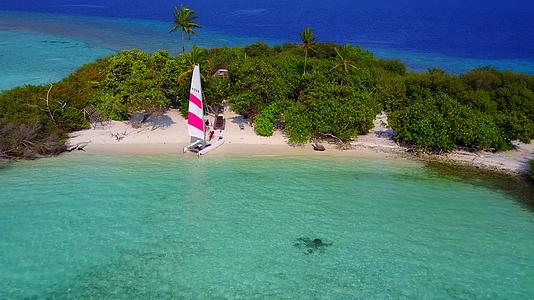完美的海岸海滩冒险浪漫风景在度假胜地附近有一个清晰的环礁视频的预览图