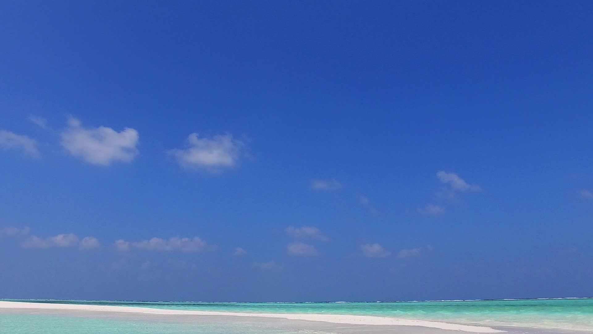 关闭热带岛屿海滩旅游沿蓝海旅游近冲浪有白色沙沙底视频的预览图