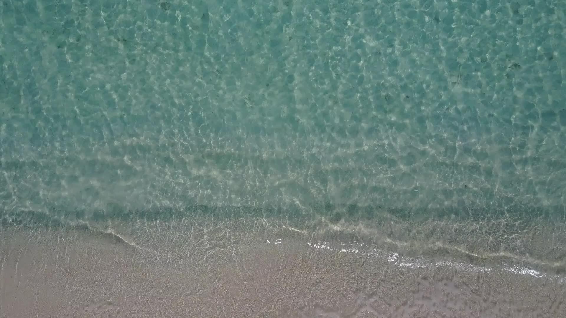 蓝海和白色海滩靠近珊瑚礁视频的预览图