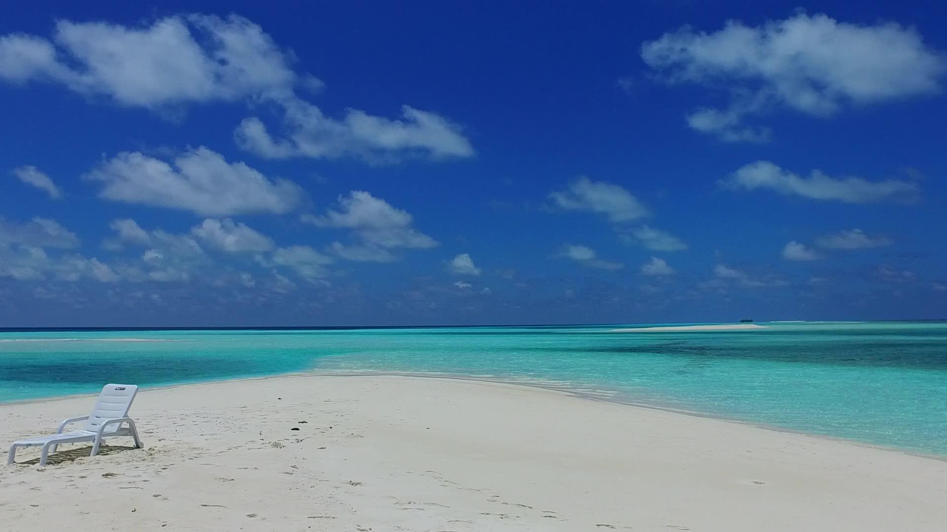 海平面蓝海是以珊瑚礁附近的白色沙滩为背景的野生海滩视频的预览图