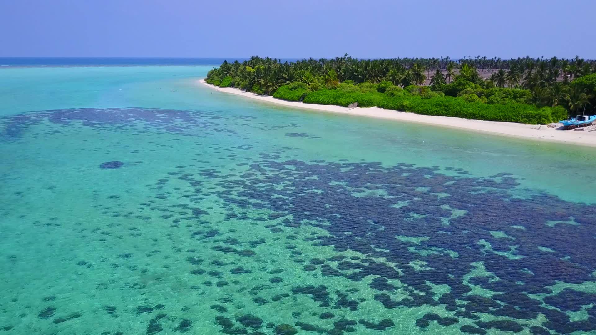 蓝色海滩在沙巴附近的蓝色水和白色沙滩背景下航行视频的预览图