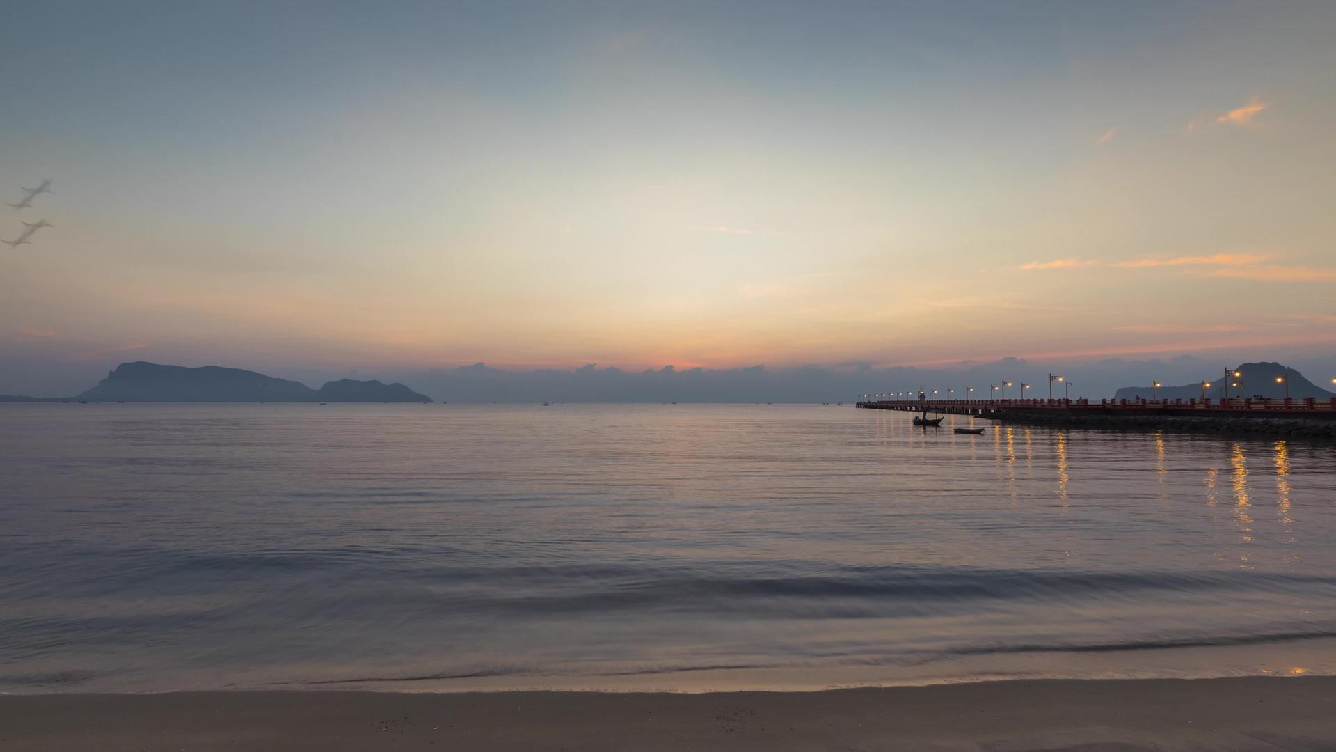 清晨多彩的海滩视频的预览图
