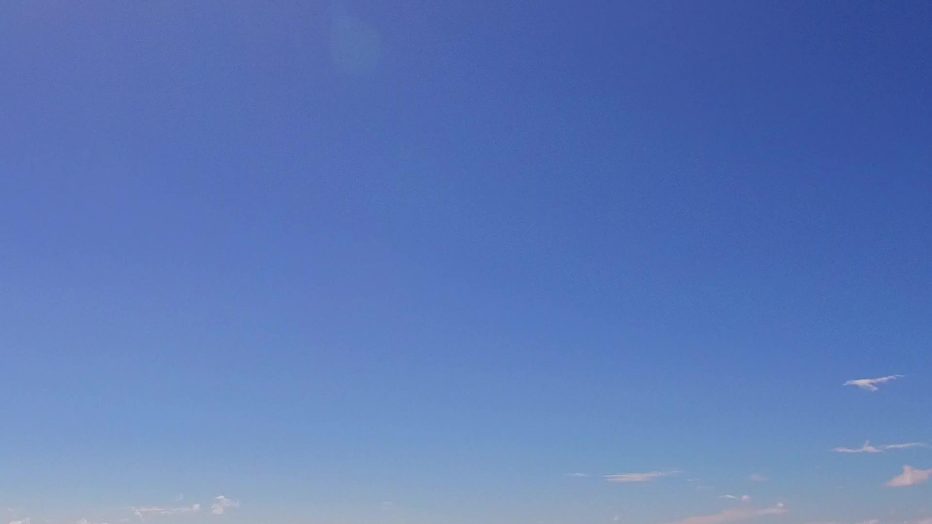 天堂环礁湖海滩航行的夏季风景蓝水洋和珊瑚礁附近视频的预览图