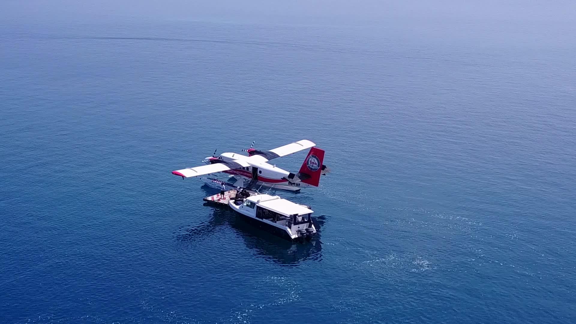 美丽的度假胜地蓝绿色的环礁湖和沙巴附近的白色沙滩视频的预览图