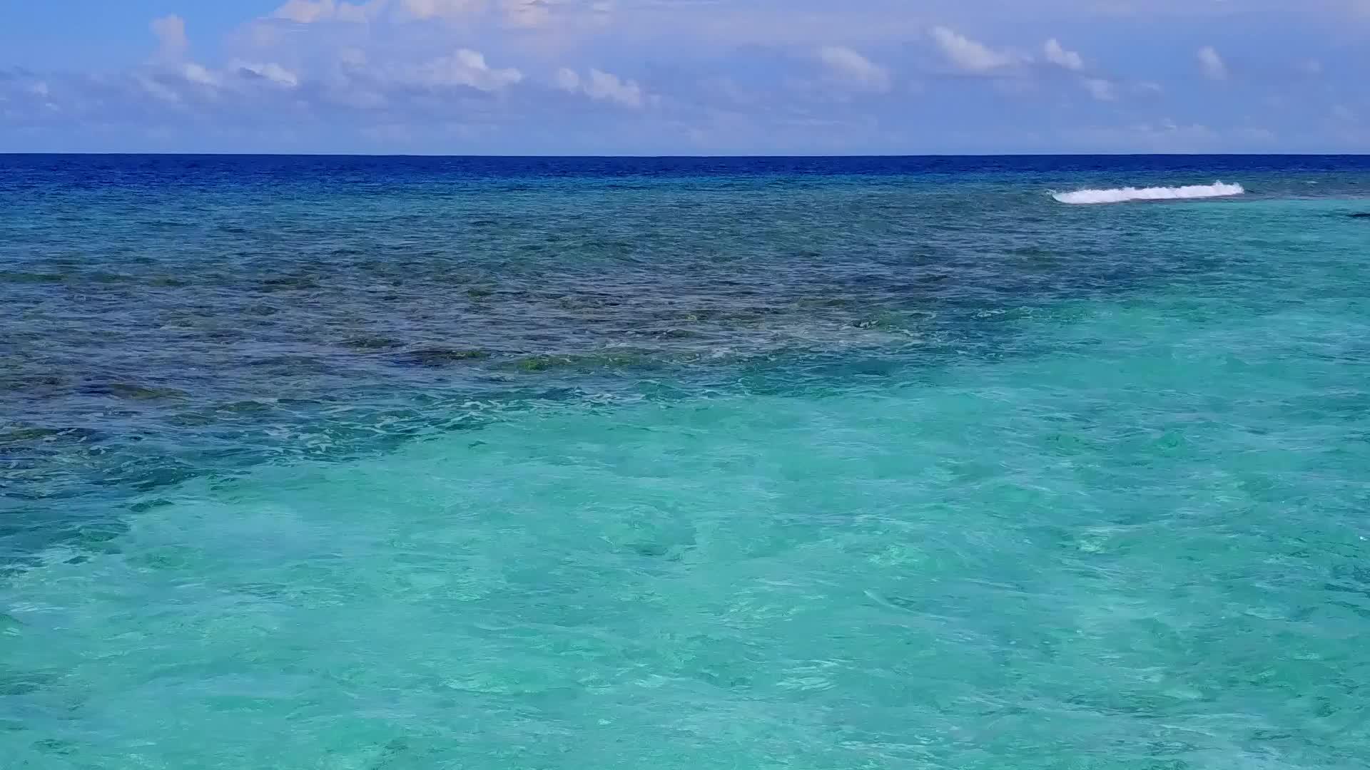 阳光明媚的美丽海岸海滩断岸之旅由蓝色环礁湖和近冲浪组成视频的预览图