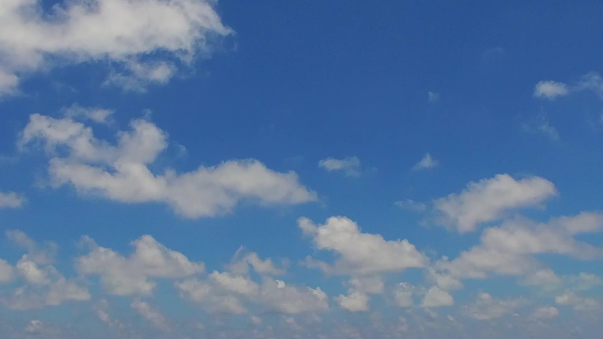 蓝海和海浪附近的浅沙背景视频的预览图