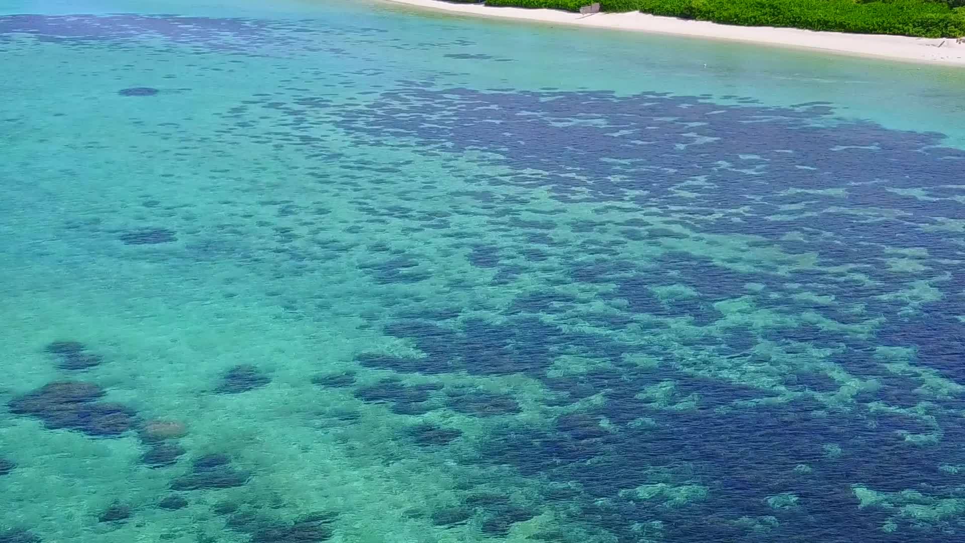 蓝色的海洋和近波边有白色的沙滩背景视频的预览图