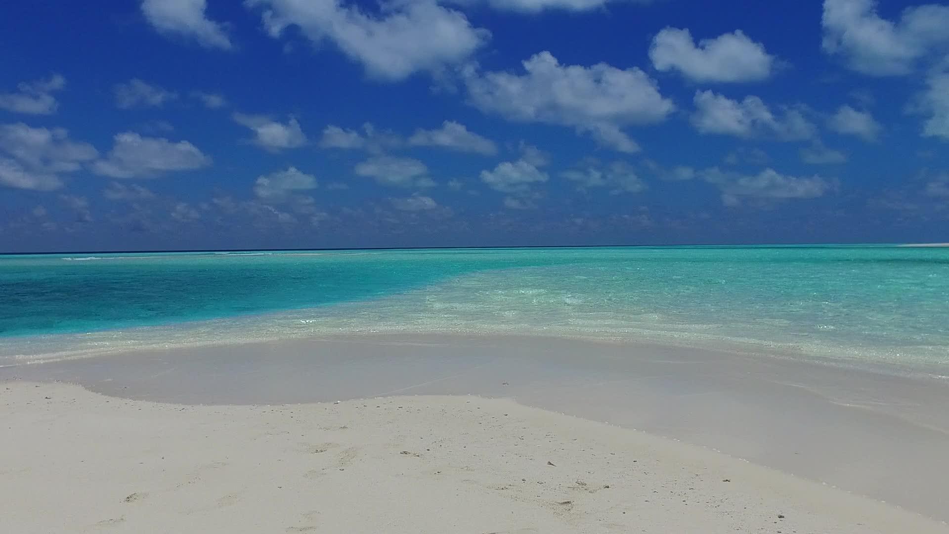 蓝海和白色海滩靠近珊瑚礁视频的预览图
