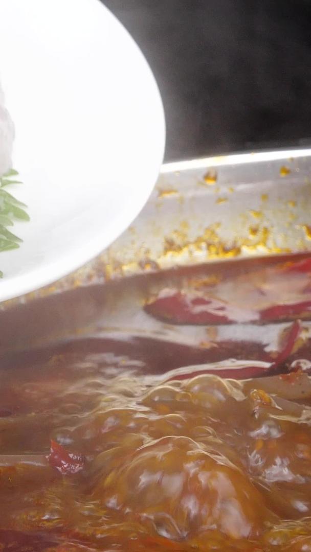 火锅红油火锅沸腾的火锅虾滑下虾涮菜视频的预览图