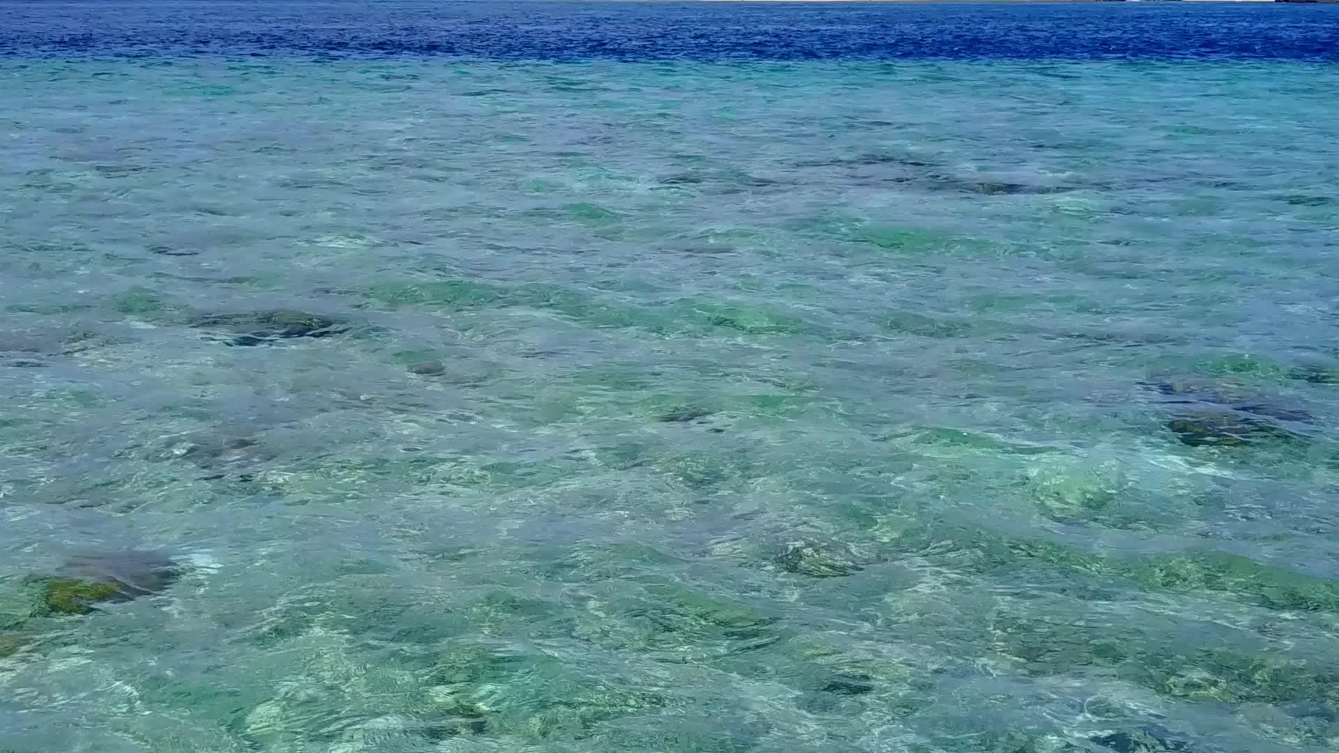 蓝色泻湖豪华度假村海滩夏季度假村附近的白色海滩背景视频的预览图