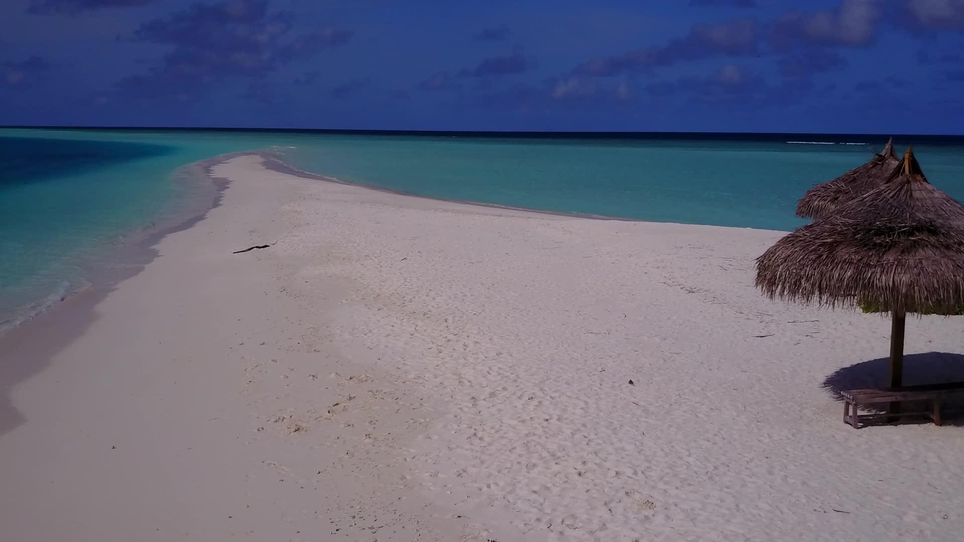 蓝色环礁湖在蓝色环礁上冲浪附近有白色沙子背景视频的预览图