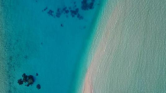 热带海岸海滩的白天景观在绿松石海洋和沙洲附近干净视频的预览图
