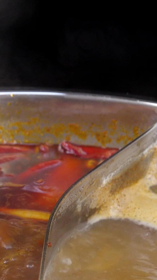 火锅红油火锅沸腾的火锅虾滑下虾涮菜视频的预览图