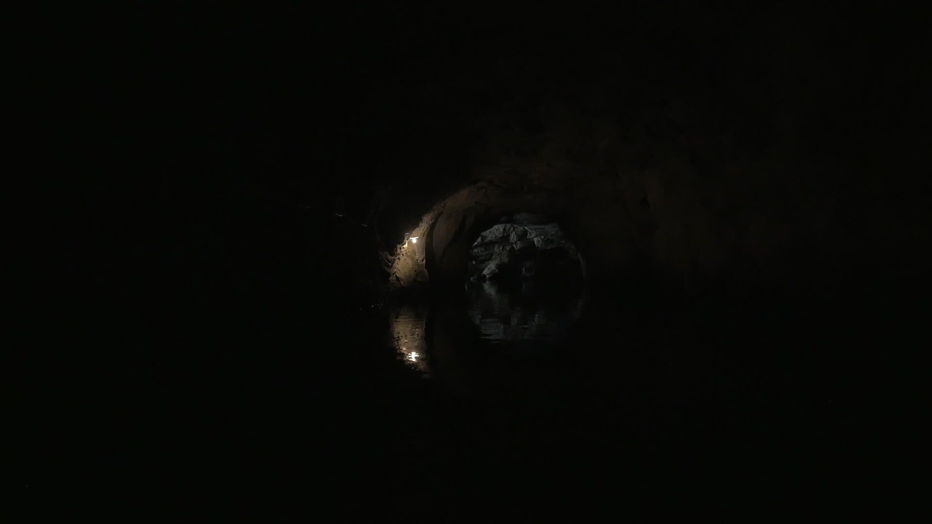 探索林南河长湾石灰岩洞穴视频的预览图