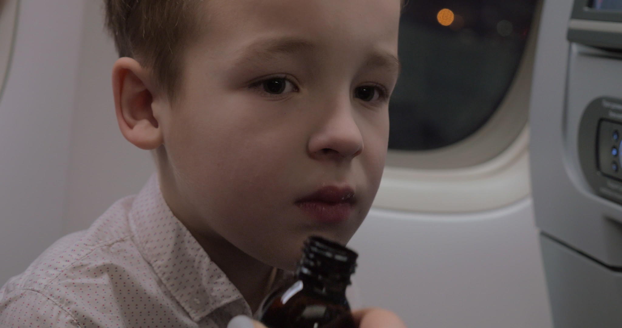 儿童在飞机上吃药视频的预览图