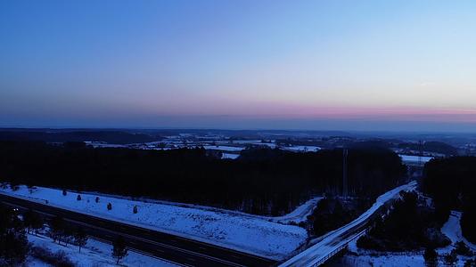 美丽的法国雪乡自然之夜蓝色美丽的雪国日出法国西部雪下雪视频的预览图