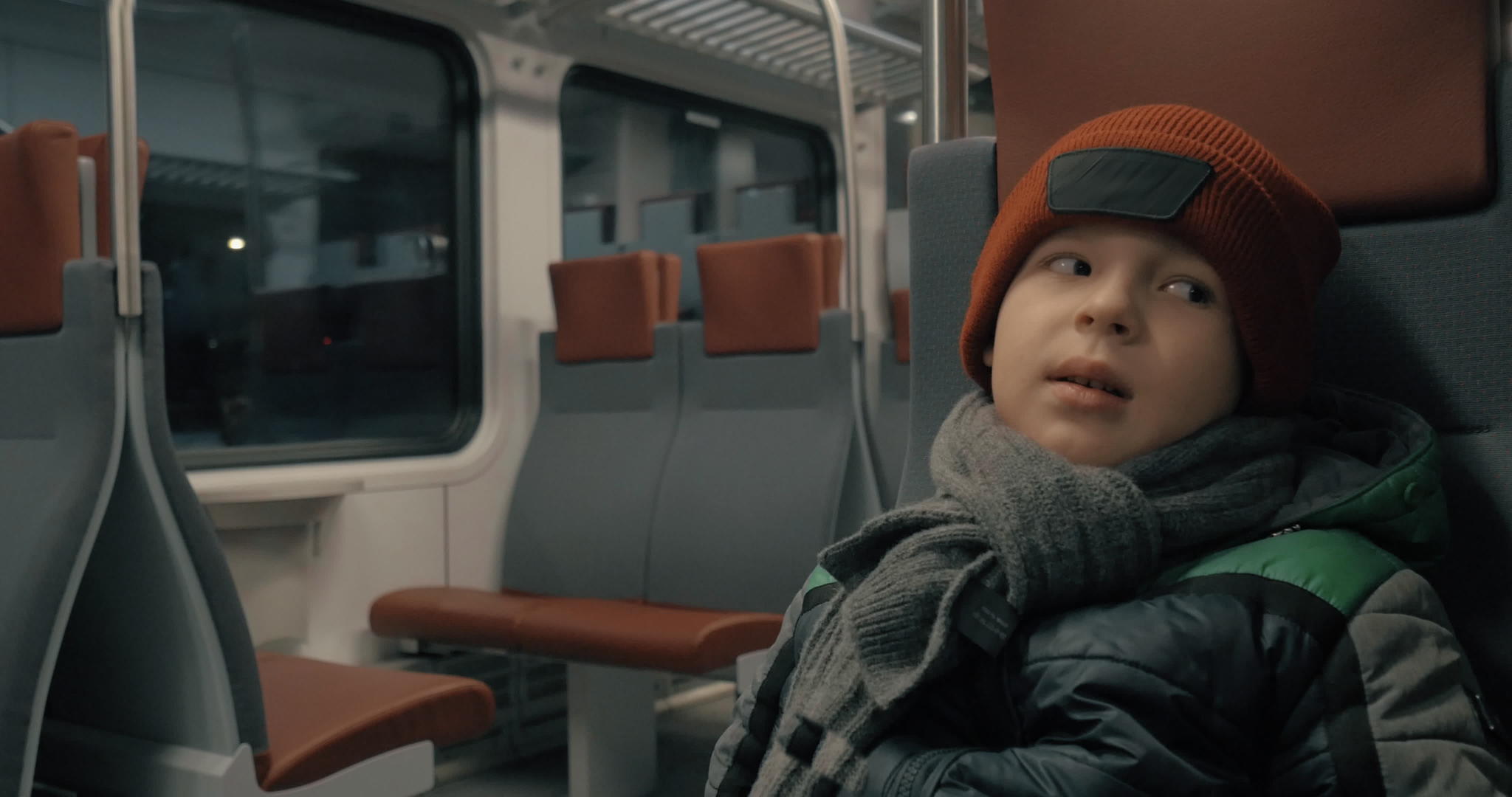 男孩在夜间移动上下班火车视频的预览图
