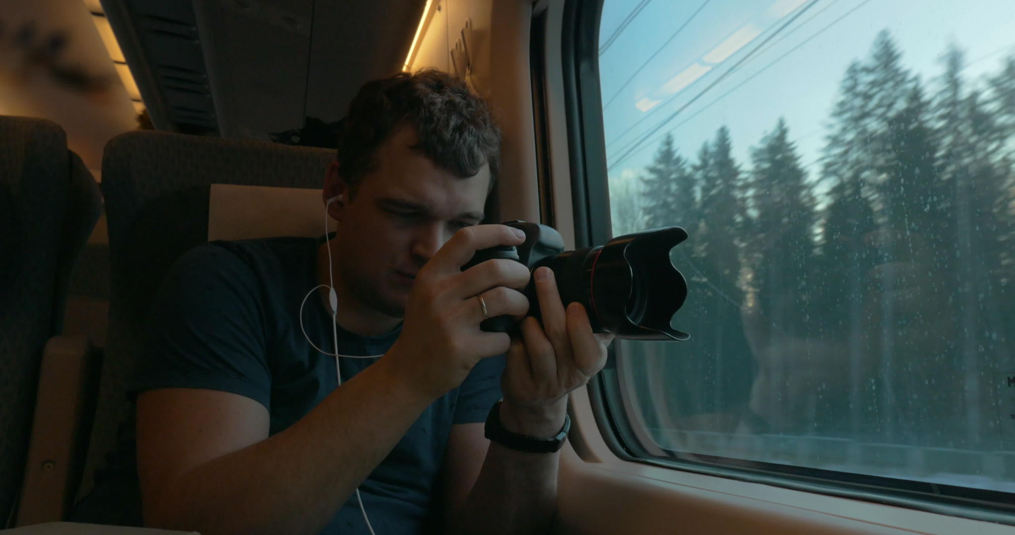 火车上的人在火车上听音乐和录像视频的预览图
