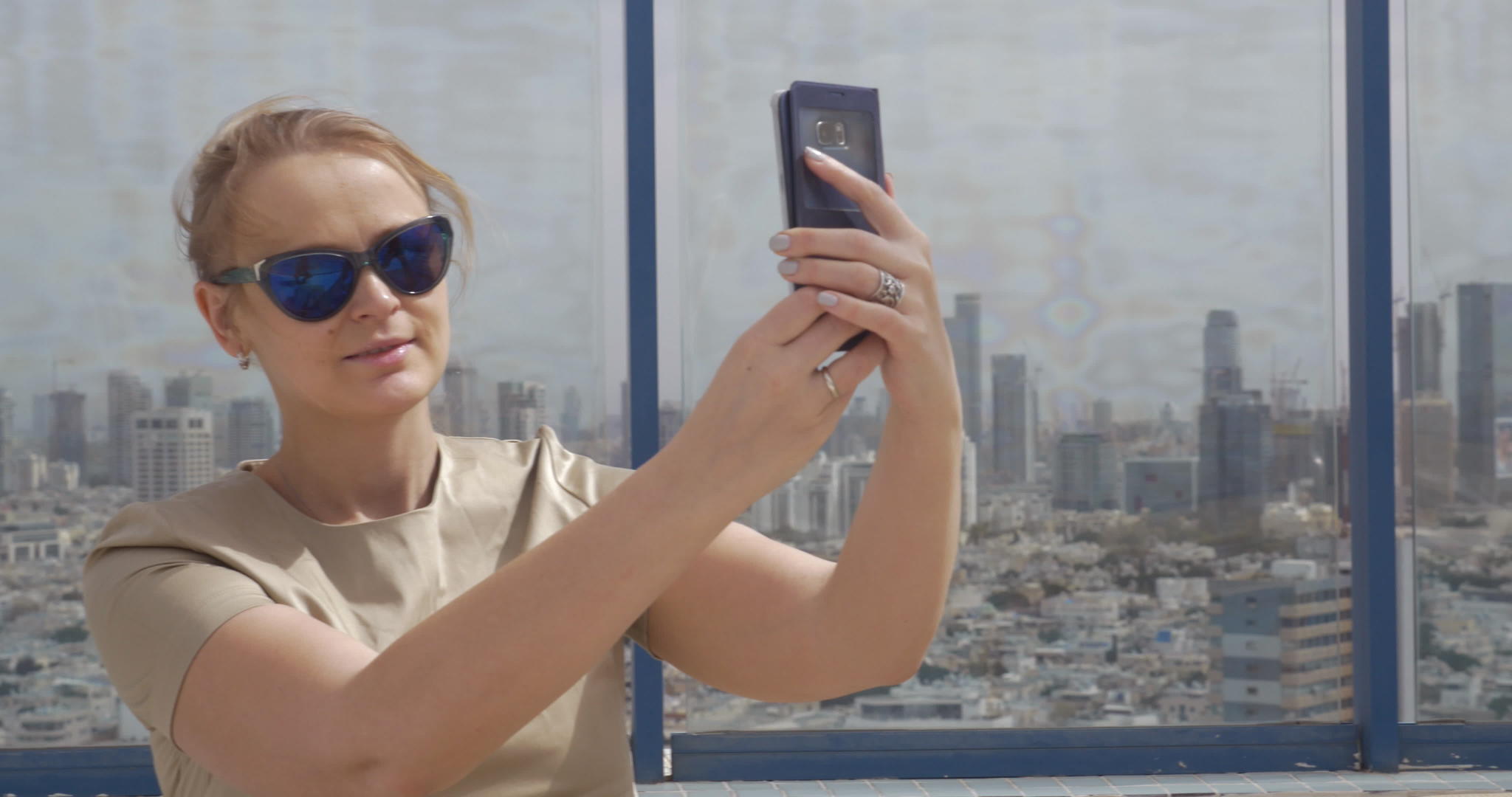 微笑的女士从高处拍下手机照片Aviviv视线视频的预览图